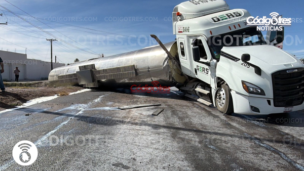 Se “derramó” la oportunidad: vuelca pipa de leche y desata rapiña en el acceso norte
