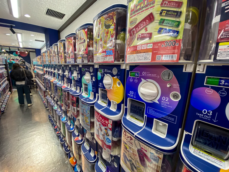 El gachapon, un millonario e irracional imperio de juguetes que no deja de crecer en Japón