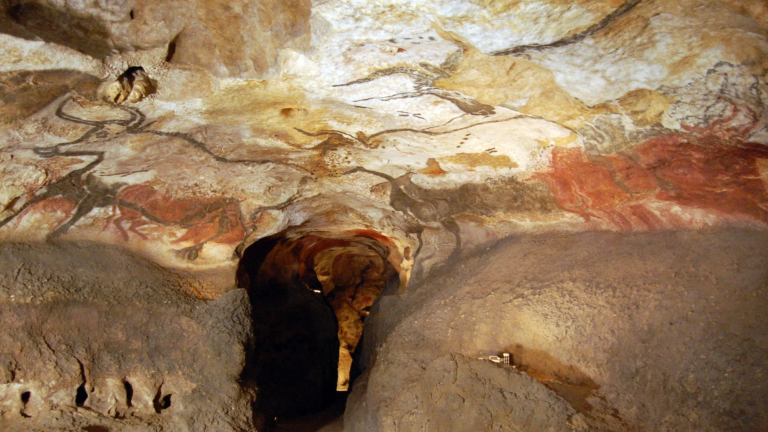 El niño que buscaba a su perro y acabó descubriendo la “Capilla Sixtina” de la Prehistoria: una cueva con más de 2.000 pinturas de hace 17.000 años