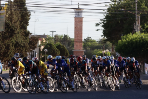Ofrece gran espectáculo la primera etapa de la Vuelta Ciclista Internacional en el 93 aniversario de Delicias