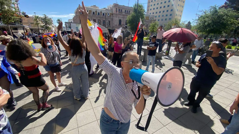 “¡Hombre y mujer!” Arriban manifestantes en contra del matrimonio igualitario al Congreso del Estado