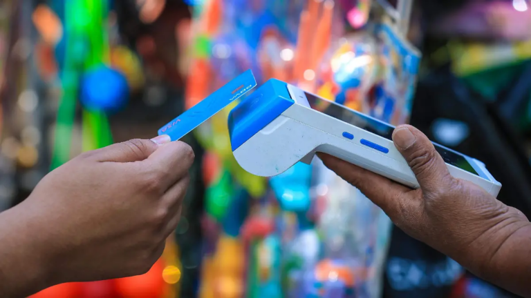 Mexicanos gastan menos con tarjeta de crédito en el primer trimestre de 2026