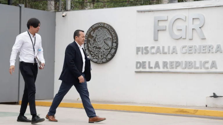 Comparecen 5 de los 10 de funcionarios de Sinaloa ante la FGR por acusación de EU
