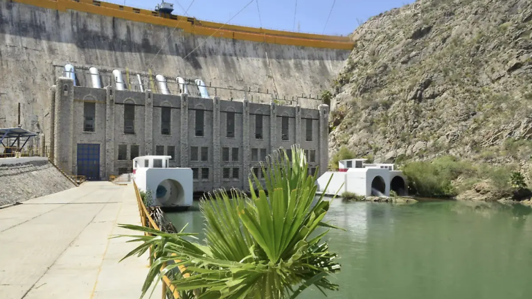 ¿Cuál es la presa de agua más grande de Chihuahua y cuánto puede acumular?