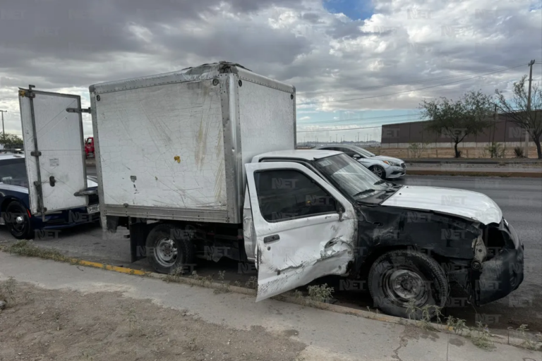 Vuelca camioneta repartidora en la Talamás tras impactar llanta de tráiler
