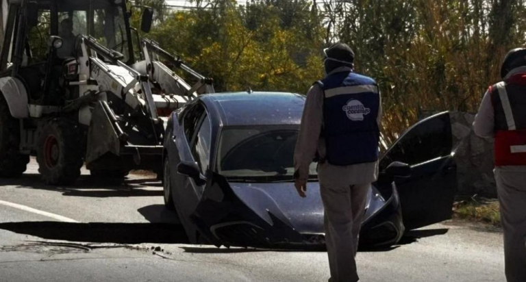 Se hunde carro tras abrirse hoyo en Campos Elíseos