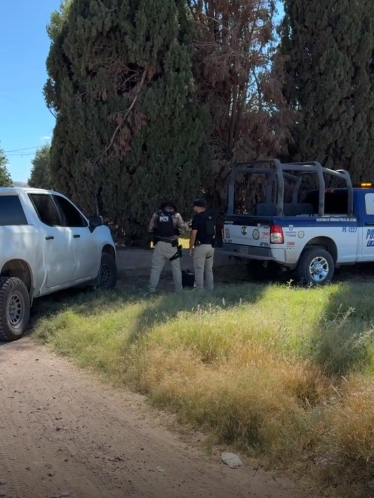 Intensa persecución policiaca termina en Meoqui; sujetos armados abandonan vehículo y huyen entre parcelas