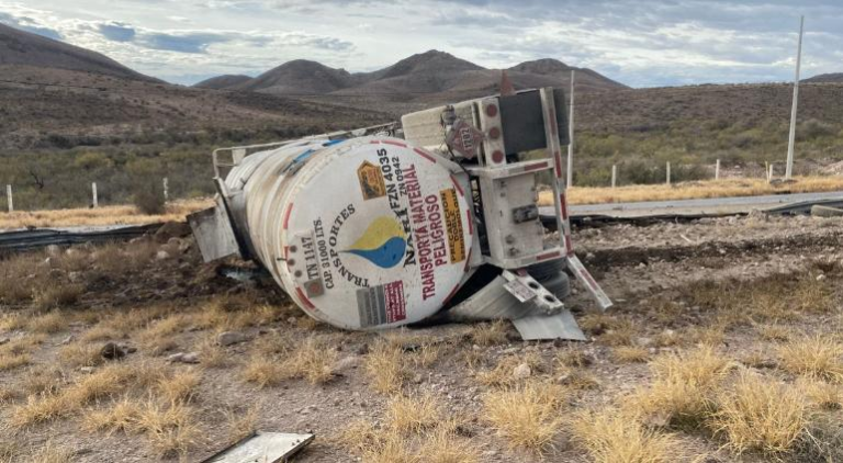 Vuelca pipa cargada con Disel en la carretera de Meoqui a Chihuahua (KM 173, a la altura de Bachimba