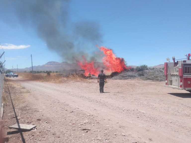 MEOQUI ARDE RETROEXCAVADORA POR FALLA MECÁNICA EN LA CHÁVEZ