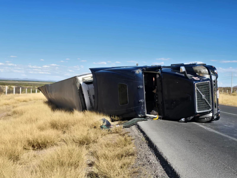 VOLCADURA DE TRACTOCAMIÓN MOVILIZA A CUERPOS DE EMERGENCIA EN LA CARRETERA FEDERAL 45