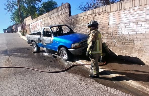 Bomberos de Cuauhtémoc, sofocó incendio de vehículo en la colonia Reforma