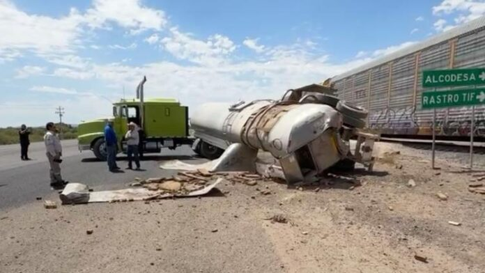 Tren embiste a pipa lechera en Delicias; reportan fuertes daños materiales