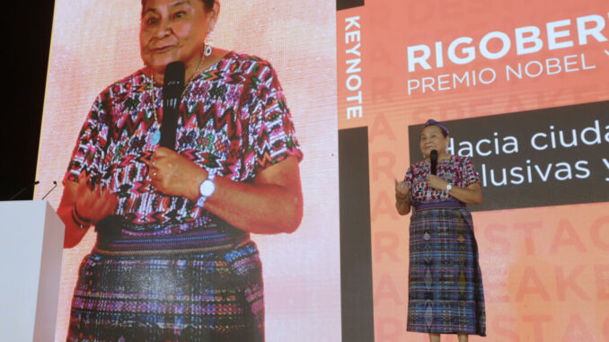 Rigoberta Menchú llama a poner a las personas en el centro de las ciudades inteligentes