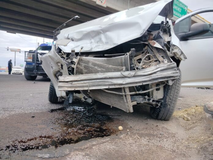 Aparatoso choque bajo el puente de Cielo Vista deja una mujer lesionada y cuantiosos daños