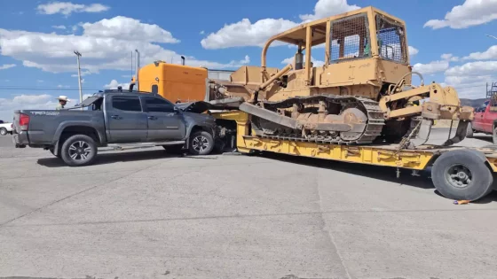 TRÁILER CIERRA EL PASO A UNA PICKUP