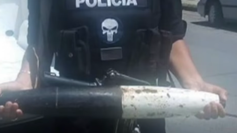¡De no creer! Mujer juarense llega al centro de canje de armas con un MISIL; aseguró que no sabía que estaba en su casa