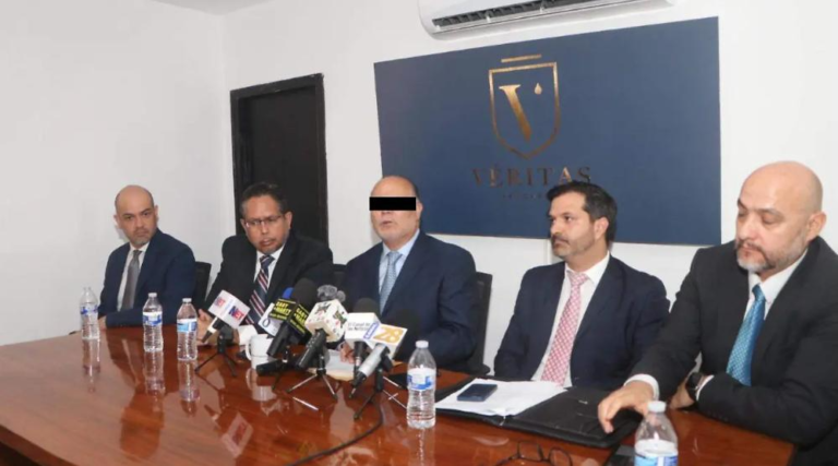 Cambia exgobernador César D. J. de representantes legales