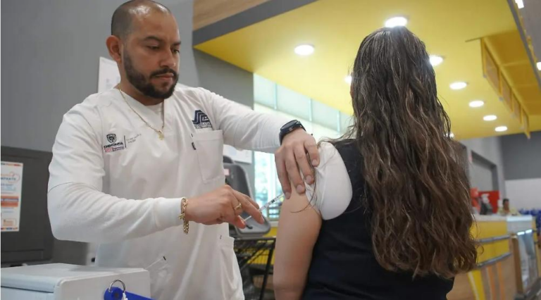 Realizan jornada de vacunación en el aeropuerto rumbo al Mundial 2026