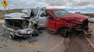 Choque frontal entre pickups deja a una mujer y un menor lesionados cerca de El Fresno