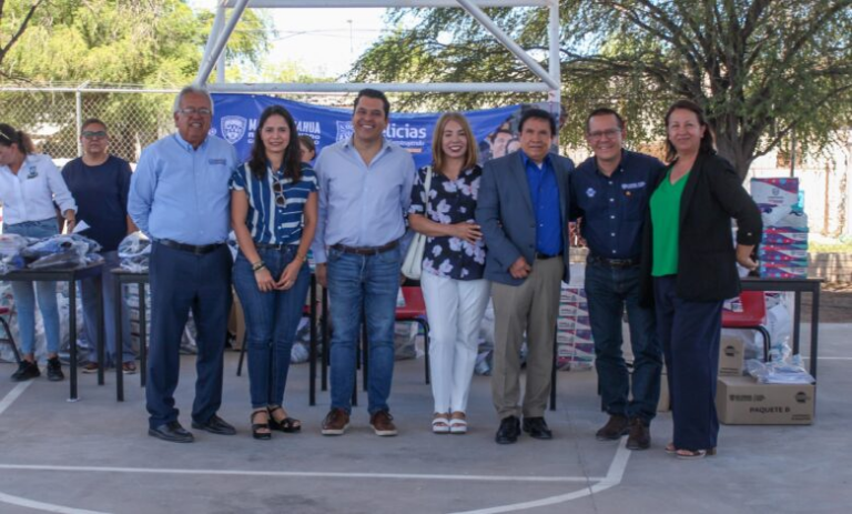 Entregan gobiernos de Maru Campos y Jesús Valenciano uniformes, tenis y útiles escolares