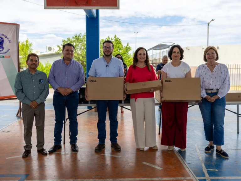 Fortalece Municipio equipamiento de la Secundaria Técnica 52 con entrega de 12 computadoras