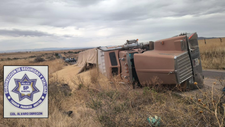 Volcadura de tracto camión en carretera a La Quemada