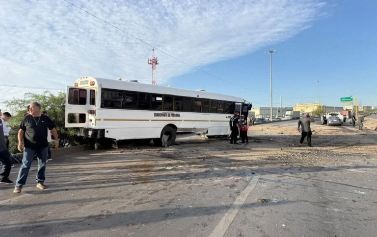Choque entre tráiler, camión de personal y auto deja 24 lesionados