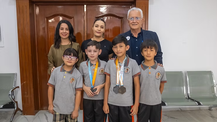 Niños de Cuauhtémoc hacen historia al obtener medallas nacionales en bádminton