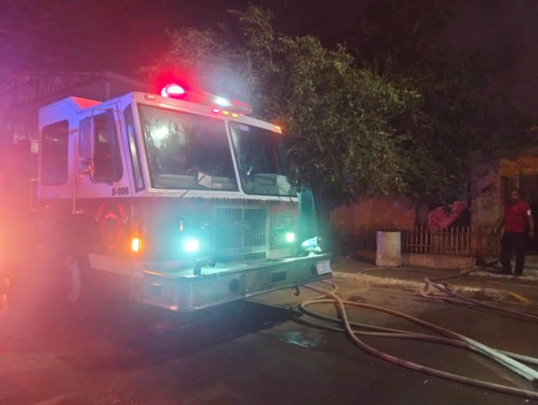 Controla Bomberos de Cuauhtémoc incendio en carpintería de la colonia República; no se reportan personas lesionadas
