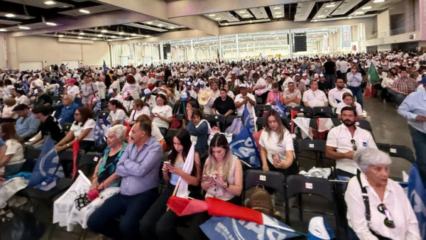 Repleto el Centro de convenciones por concentración #YoConMaru